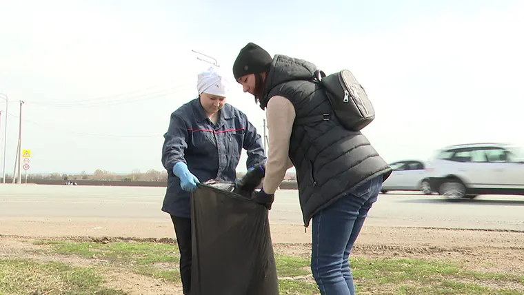 Жители села Нижнекамского района очистили обочину трассы от мусора