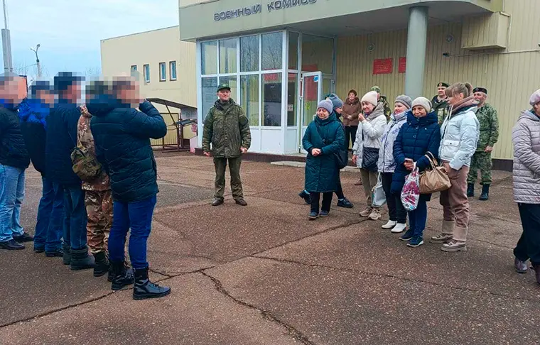 Контрактников на службу в армию провожали родные, а также военком Нижнекамска // Фото предоставлено военкоматом НМР