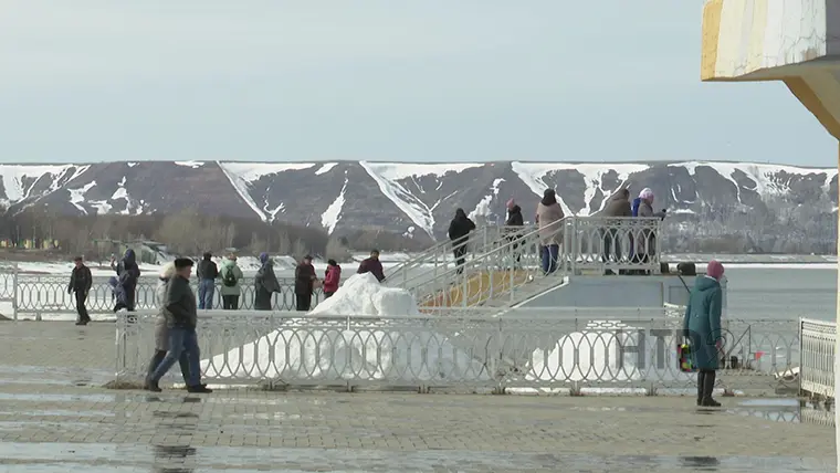 В 2024 году во время ледохода на Каме погода выдалась теплее, чем года назад // Фото: НТР 24