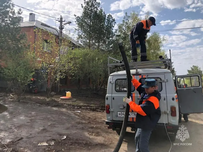 Отряд спасателей из Татарстана продолжает оказывать помощь в Оренбурге