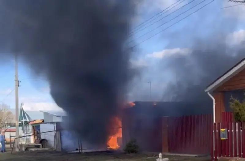 В селе Нижнекамского района загорелся гараж