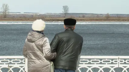 На набережной в Нижнекамске собираются горожане, чтобы посмотреть ледоход