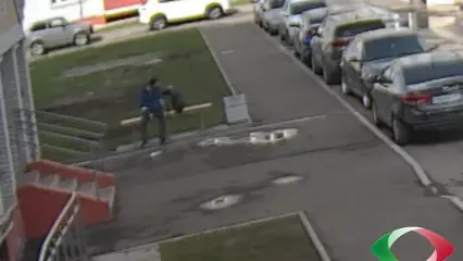 В Нижнекамске мужчина украл рюкзак и попал на видео