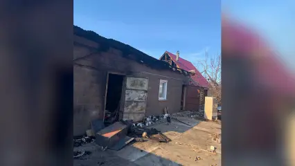 В селе Нижнекамского района огонь уничтожил автомобиль в гараже