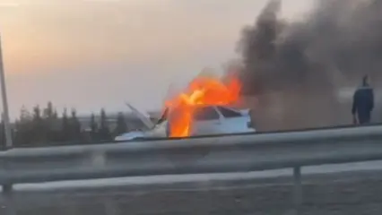Очевидцы сняли на видео горящий автомобиль на трассе Челны — Нижнекамск
