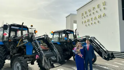 В Набережных Челнах молодожены приехали в ЗАГС на тракторах