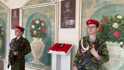 В гимназии Нижнекамска открыли мемориальную доску в честь погибшего бойца СВО