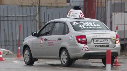 В Нижнекамске юноши и девушки посоревновались в водительском мастерстве