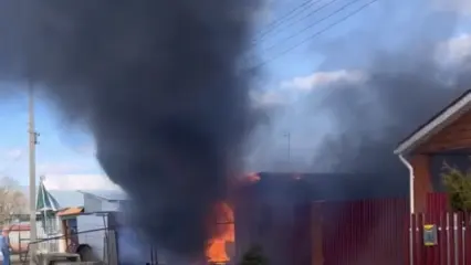 В селе Нижнекамского района загорелся гараж
