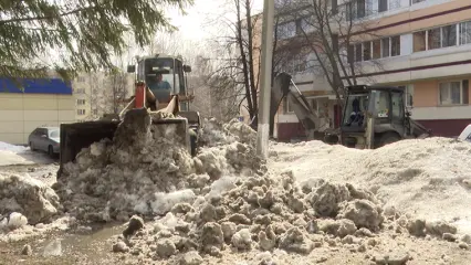 Во дворах Нижнекамске приступили к рыхлению снега