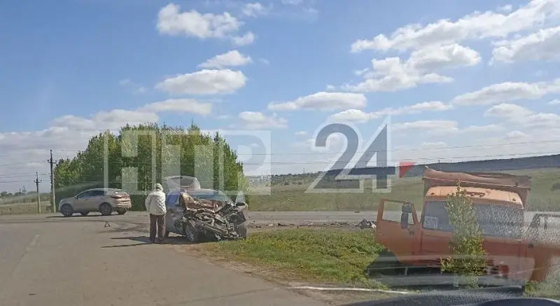 В Нижнекамске у поворота к кладбищу столкнулись легковушка и КАМАЗ