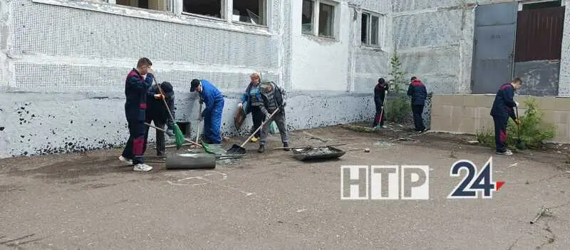 Нижнекамцы устроили субботник у заброшенного здания на улице Спортивной