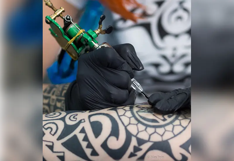 Тату-мастер Марина Мандарин набивает полинезийскую татуировку