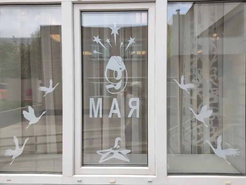 Нижнекамцы активно украшают окна в преддверии 9 Мая