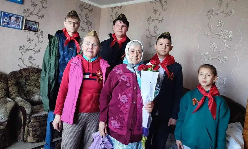 Жители одного из домов в Нижнекамске поздравили ветеранов с Днем Победы