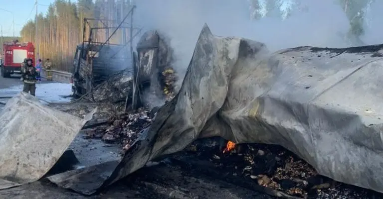 На трассе М-12 столкнулись и загорелись два грузовика, погиб водитель