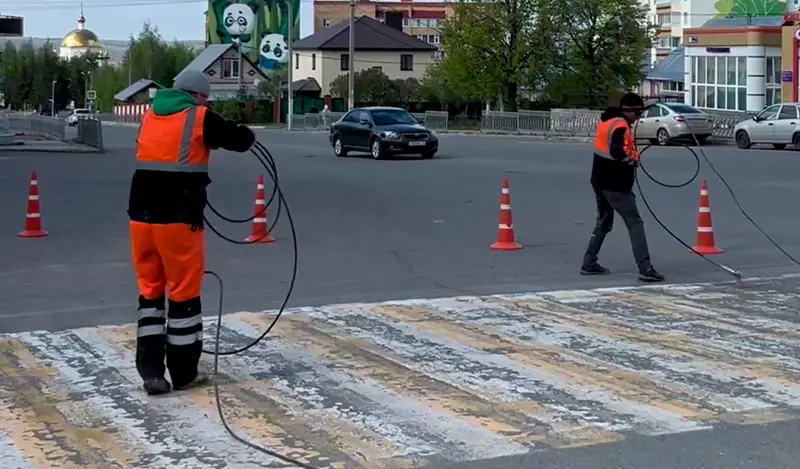 В Нижнекамске специальной краской обновляют разметку пешеходных переходов