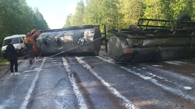 На трассе в Татарстане перевернулась цистерна с молоком