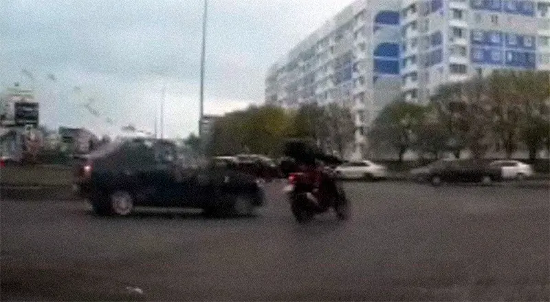 В Нижнекамске мотоциклист с пассажиром попали под колёса авто