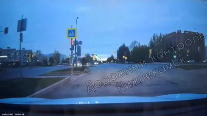 В Нижнекамске самокатчик выехал на «красный» и врезался в автомобиль