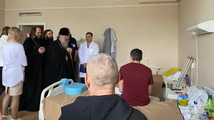 Митрополит Кирилл навестил раненых бойцов в Казани