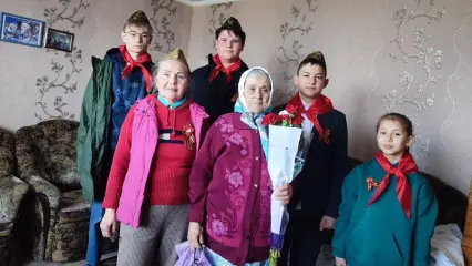 Жители одного из домов в Нижнекамске поздравили ветеранов с Днем Победы