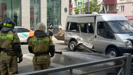 В Казани после столкновения с BMW X5 перевернулся катафалк