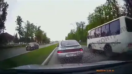 В Нижнекамске водитель ВАЗ 2112 на скорости врезался в авто и скрылся