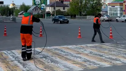 В Нижнекамске специальной краской обновляют разметку пешеходных переходов
