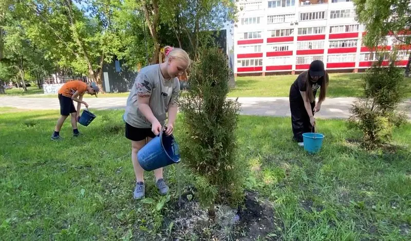 В Нижнекамске школьники в ходе летних трудовых работ поливают растения