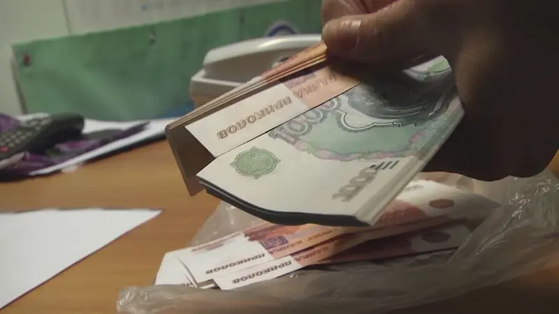 Прокуратура Нижнекамска требует взыскать с курьера мошенников 1,7 млн рублей