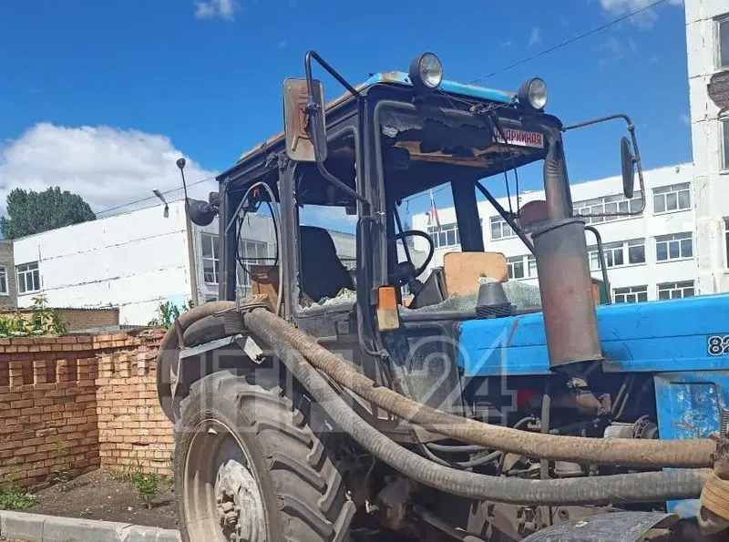 В Нижнекамске прохожий напал на трактор бригады рабочих водоканала