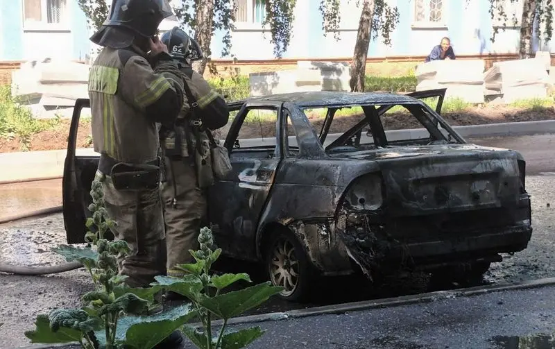В одном из дворов Нижнекамска сгорел автомобиль