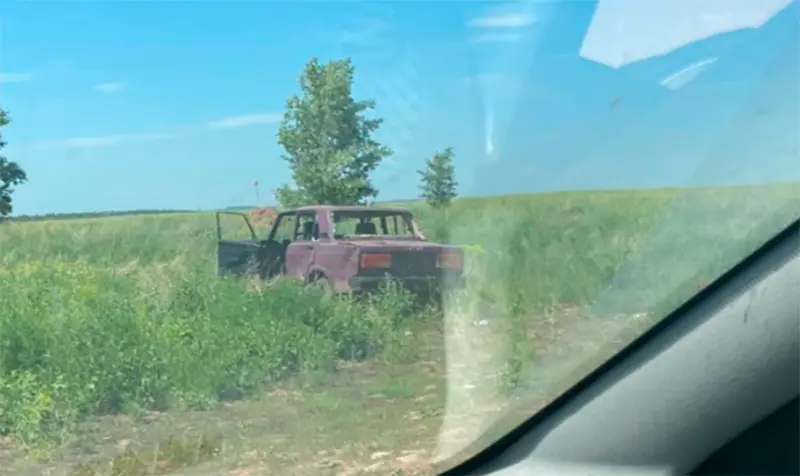 В Нижнекамске нашли еще одно брошенное авто, оно стоит в поле