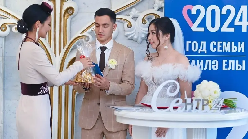 В Нижнекамске 11 пар связали себя узами брака в Сабантуй