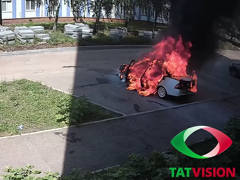 На видео попал момент возгорания легковушки во дворе Нижнекамска