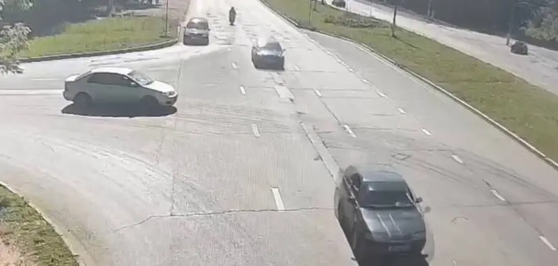 В Нижнекамске на видео попало столкновение легковушки с мотоциклом