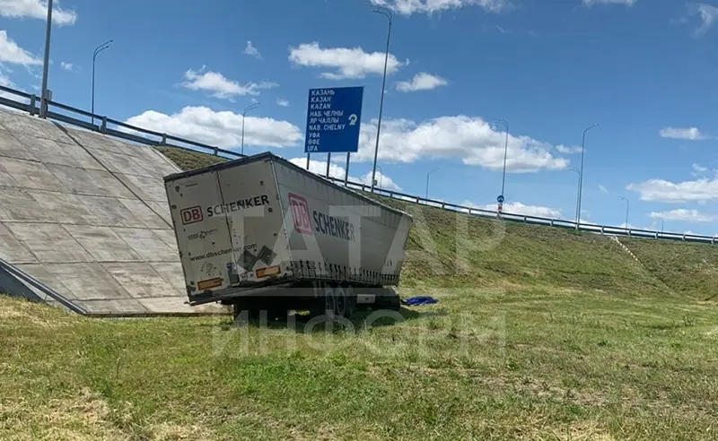 В Татарстане на трассе М-7 от остановки сердца умер водитель фуры