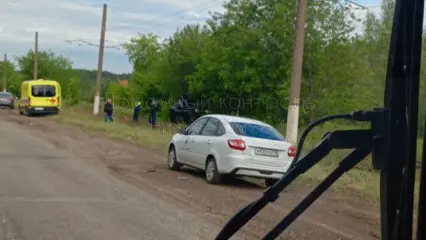 В Нижнекамске авто перевернулось и улетело с дороги в кусты