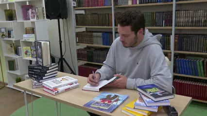 Хоккеист Михаил Сергачев подарил книги нижнекамской библиотеке