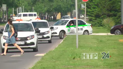 В Татарстане четвертый месяц подряд снижаются цены на такси