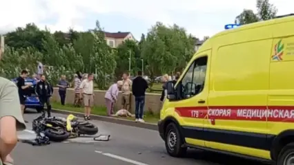 В Нижнекамске на Красном Ключе мотоцикл влетел в легковушку и загорелся