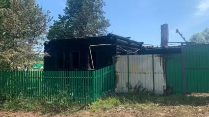 В одном из сёл Татарстана из-за удара молнии сгорел дом