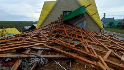 В Татарстане сильным ветром сорвало крыши со школы и дома