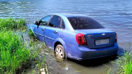 Нижнекамцы второй день ищут хозяина иномарки, оказавшейся в водоёме