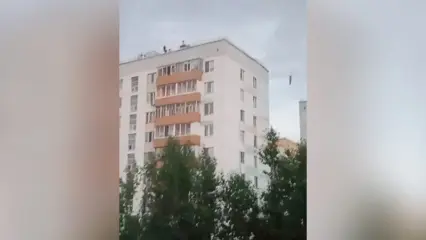 В Нижнекамске сняли на видео компанию подростков на крыше 12-этажки