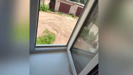 В Татарстане годовалый ребёнок облокотился на сетку и упал из окна третьего этажа - НТР 24