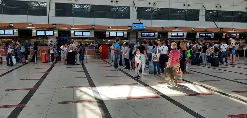 Рейсы из Антальи вылетают с задержками из-за забастовки работников аэропорта