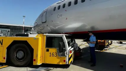 В аэропорту Казани в самолёт въехал буксир-толкач