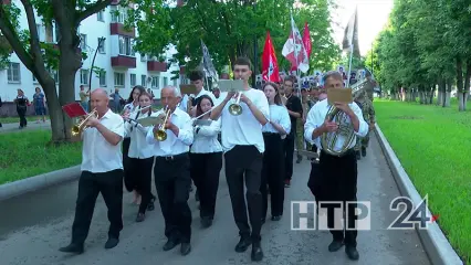 «Рота, ушедшая в небо»: родные погибших бойцов прошли шествием по улицам Нижнекамска